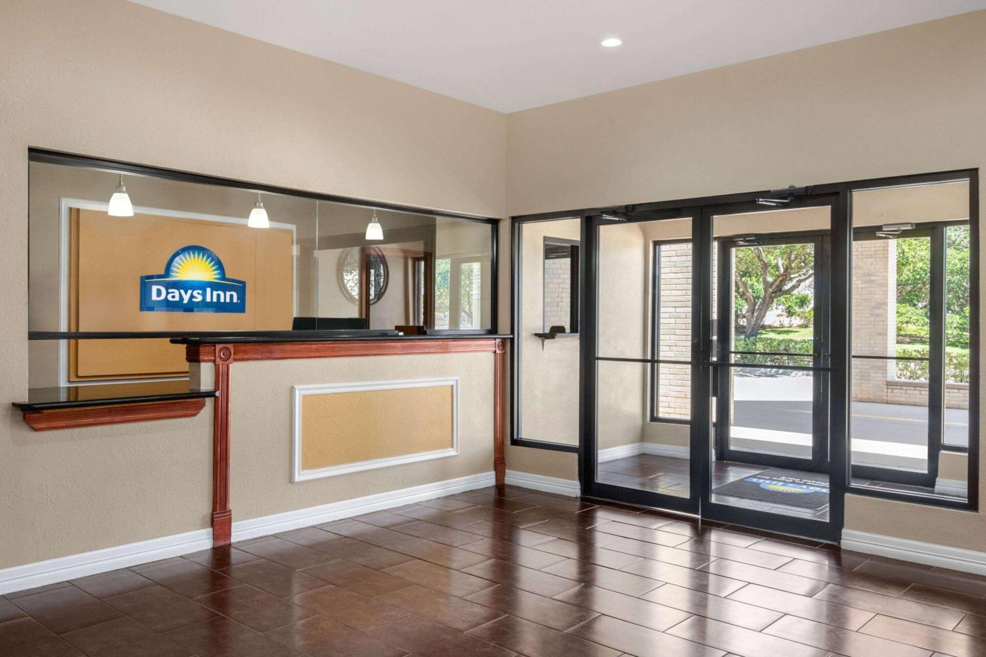 Days Inn By Wyndham San Antonio Near Fiesta Park Bagian luar foto